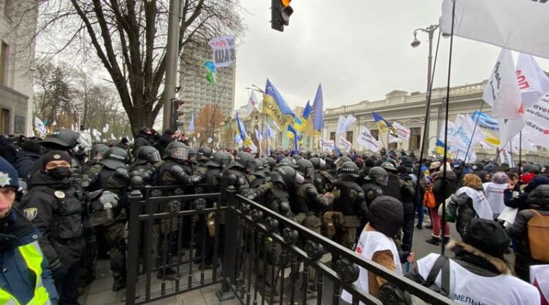 После того как депутаты не проголосовали за отсрочку по кассовым аппаратам, предприниматели пошли на штурм Рады