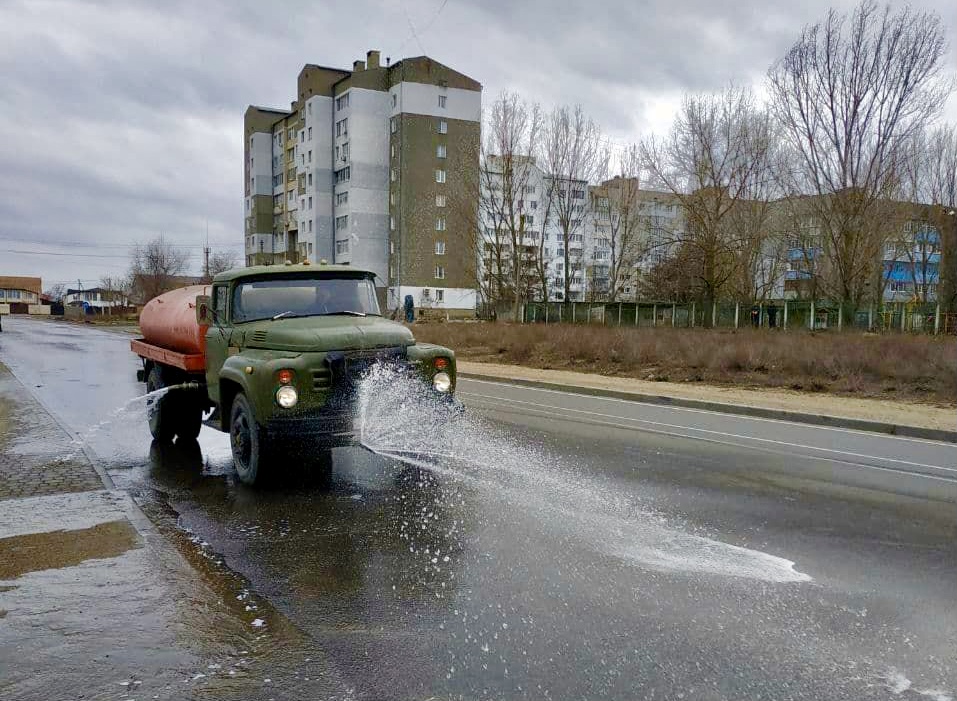 НА ВУЛИЦЮ БІЛГОРОД-ДНІСТРОВСЬКОГО ВИЙШЛА ПОЛИВАЛЬНА МАШИНА