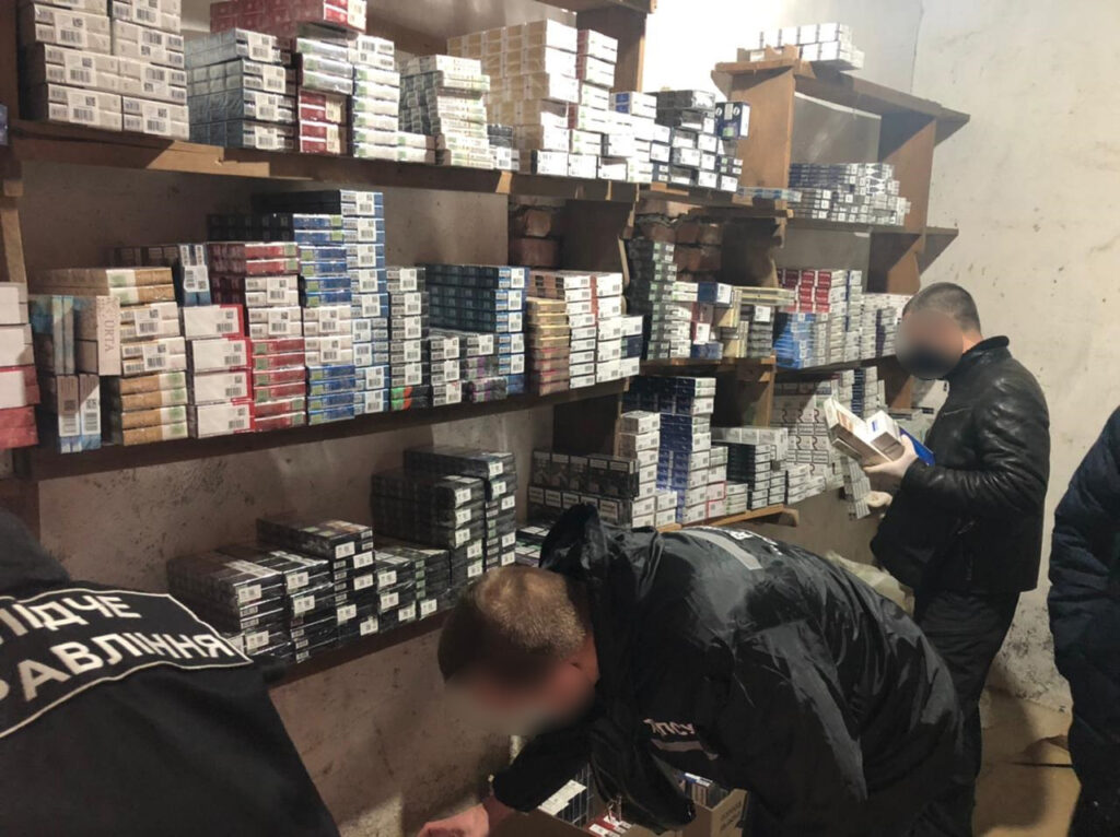 СИГАРЕТИ ТА АЛКОГОЛЬНІ НАПОЇ: НА ОДЕЩИНІ ВИЯВИЛИ ВЕЛИКУ ПАРТІЮ ПІДАКЦИЗНИХ ТОВАРІВ