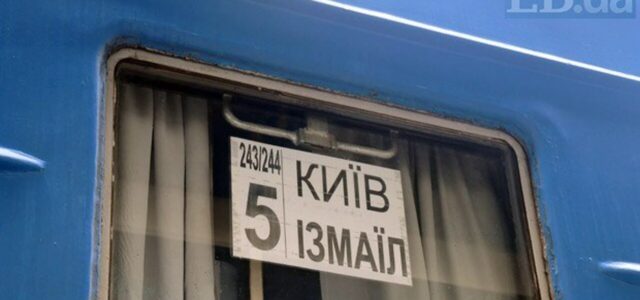 ЖИТЕЛЬ ДАНИИ УЖАСНУЛСЯ СОСТОЯНИЕМ ПОЕЗДА ИЗМАИЛ-КИЕВ И НАЧАЛ МЫТЬ ОКНА ВАГОНА