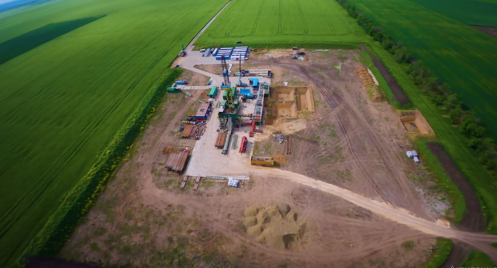 НАДРА БЕССАРАБІЇ: БІЛЯ САРАТИ БІЛГОРОД-ДНЕСТРОВСЬКОГО РАЙОНУ ПОЧИНАЮТЬ ВИДОБУТОК НАФТИ