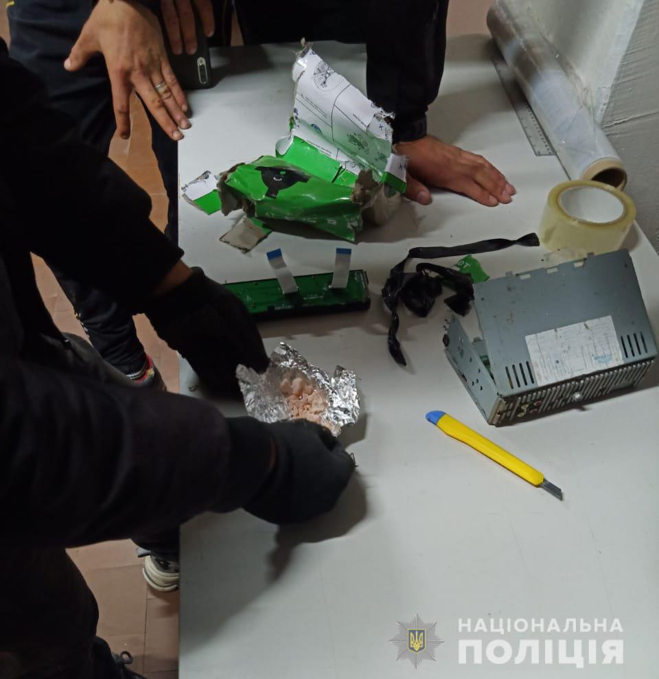 ЖИТЕЛЯ КРИНИЧНЕНСКОЙ ГРОМАДЫ ЗАДЕРЖАЛИ ПРИ ПОПЫТКЕ ОТПРАВИТЬ АМФИТАМИН ПО ПОЧТЕ