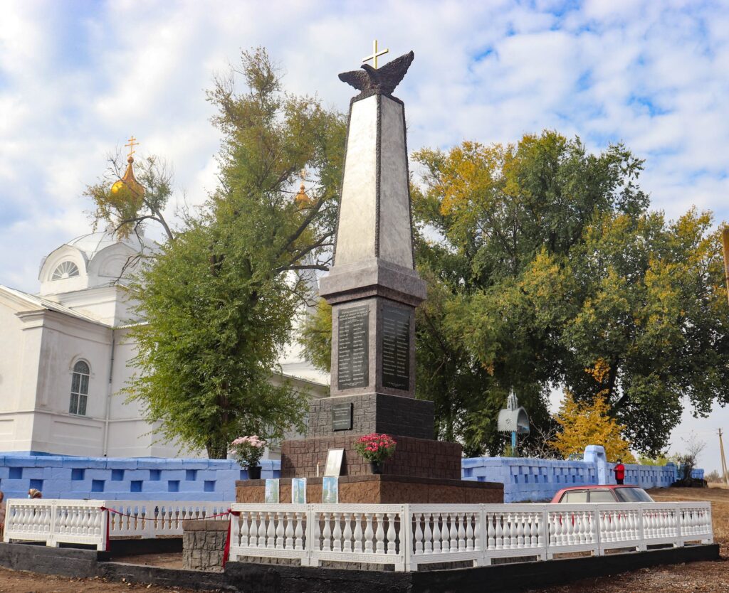 КАК НЕРАВНОДУШНЫЕ ЛЮДИ МЕНЯЮТ СВОИ ГРОМАДЫ: В СЕЛЕ АРЦИЗСКОЙ ТГ ЛЮДИ СОБРАЛИ ДЕНЬГИ И ОТРЕМОНТИРОВАЛИ ПАМЯТНИК