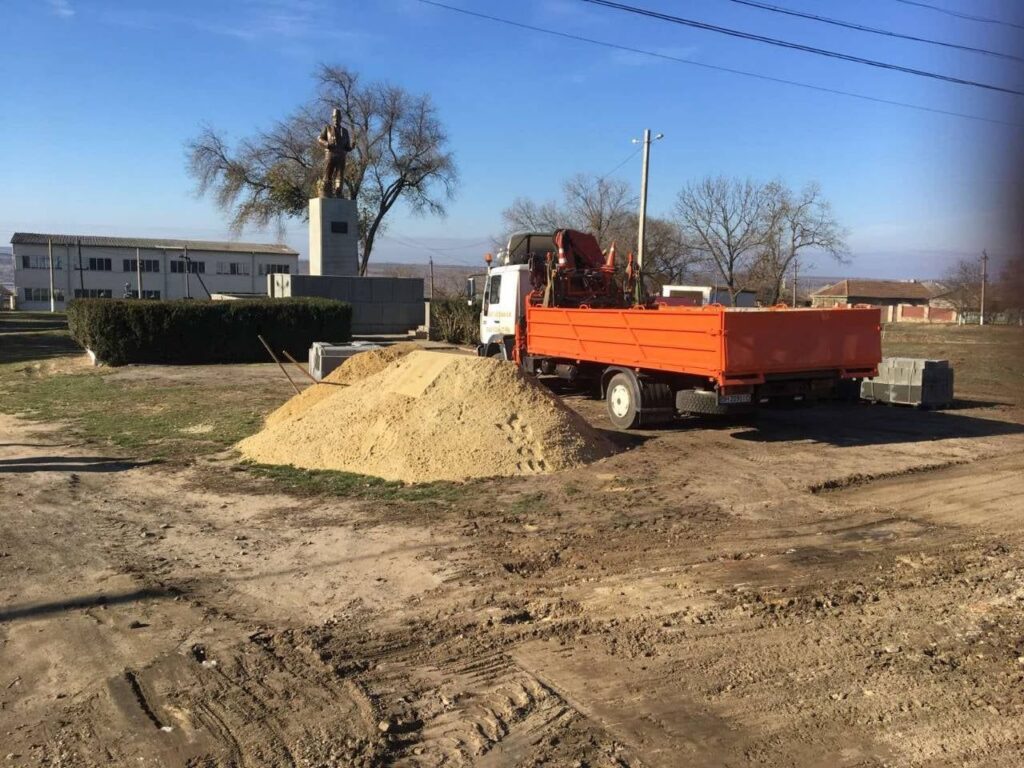 В ЗАЛИЗНИЧНОМ БОЛГРАДСКОЙ ГРОМАДЫ ВОЗЛЕ БЫВШЕГО ПАМЯТНИКА ЛЕНИНУ, КОТОРОГО ПРЕВРАТИЛИ В БОЛГАРИНА, БЛАГОУСТРАИВАЮТ ТЕРРИТОРИЮ