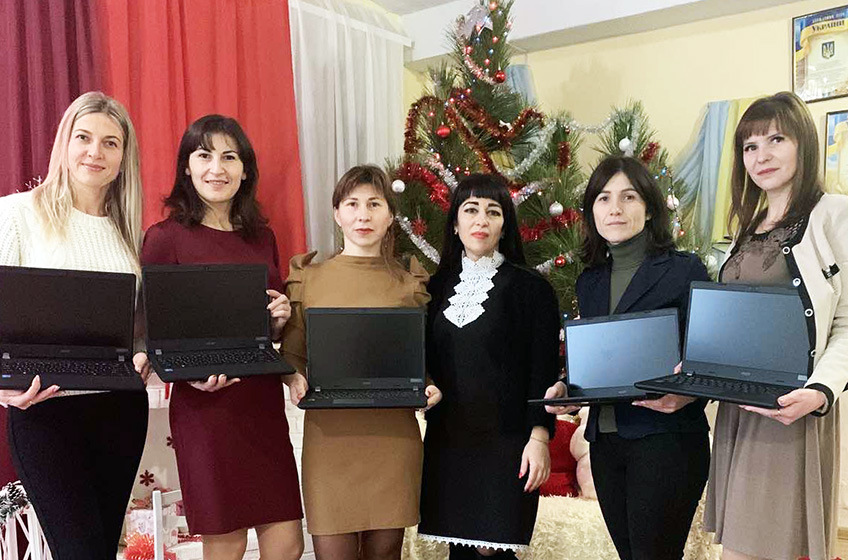 БОЛГРАДСКИМ УЧИТЕЛЯМ ВРУЧИЛИ НОУТБУКИ