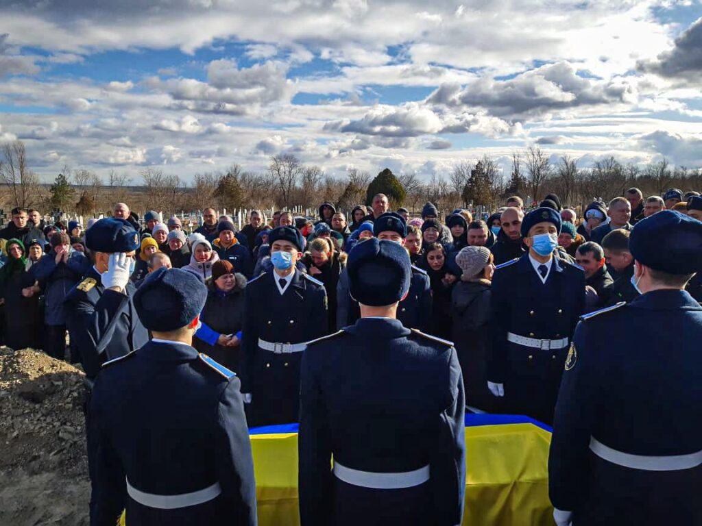 В БЕРЕЗИНО ОДЕССКОЙ ОБЛАСТИ ПРОСТИЛИСЬ С ГВАРДЕЙЦЕМ, КОТОРЫЙ ПОГИБ ВО ВРЕМЯ СТРЕЛЬБЫ В ДНЕПРЕ