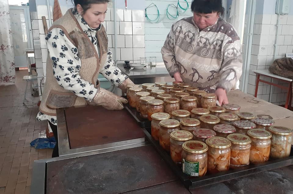 В АРЦИЗЕ АКТИВИСТЫ СДЕЛАЛИ БОЛЕЕ 100 БАНОК ТУШЕНКИ ДЛЯ ВООРУЖЕННЫХ СИЛ УКРАИНЫ