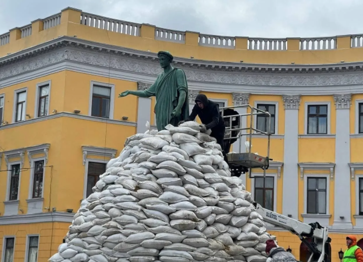 ПАМЯТНИК ДЮКУ В ОДЕССЕ СПАСЕН ОТ ВОЗМОЖНЫХ БОМБЕЖЕК