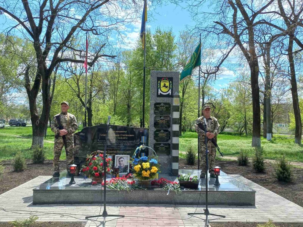 В ТАРУТИНО ВСТАНОВИЛИ МЕМОРІАЛЬНІ ДОШКИ ЗЕМЛЯКАМ, ЯКІ ЗАГИНУЛИ У ВІЙНІ З РОСІЄЮ