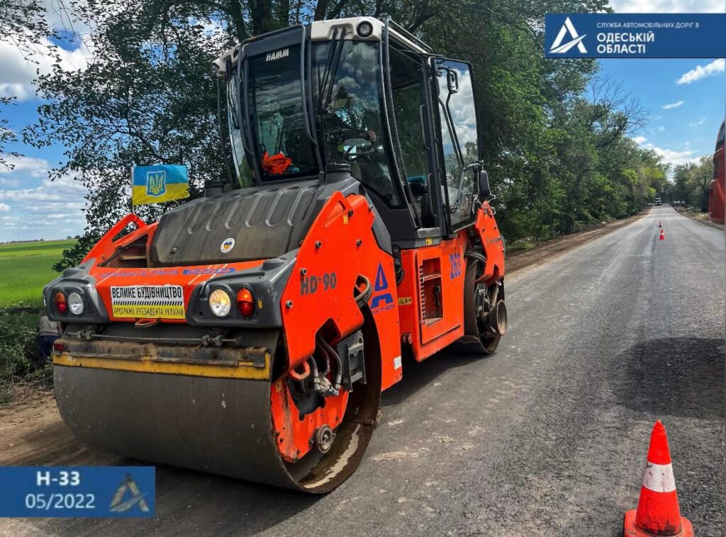 ЗАКІНЧУЄТЬСЯ РЕМОНТ ДОРОГИ МІЖ СЕЛАМИ РОЗКІШНЕ ТА МОНАШІ НА ПІВДНІ ОДЕЩИНИ