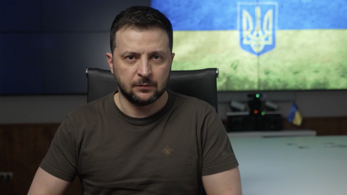 ПРЕЗИДЕНТ ЗЕЛЕНСКИЙ ОБЕЩАЛ ВОССТАНОВИТЬ РАЗБИТУЮ РОСИЙСКИМИ ОКУПАНТАМИ  ВЗЛЕТНУЮ ПОЛОСУ В ОДЕССЕ