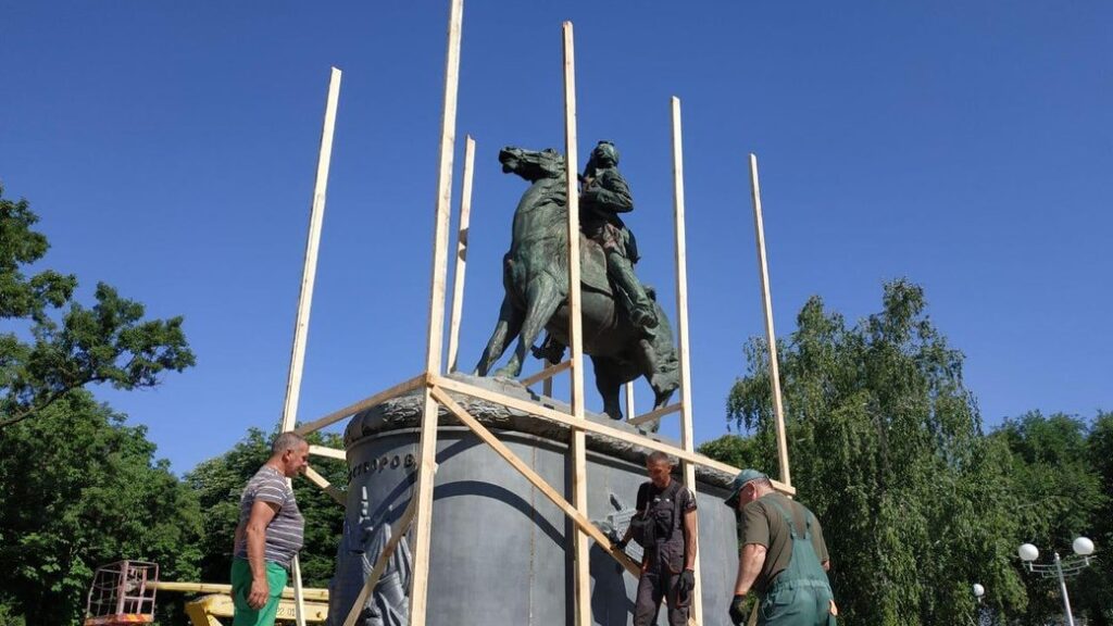 В ІЗМАЇЛІ ОГОРОДЖУЮТЬ ПАРКАНОМ ПАМ’ЯТНИК СУВОРОВУ