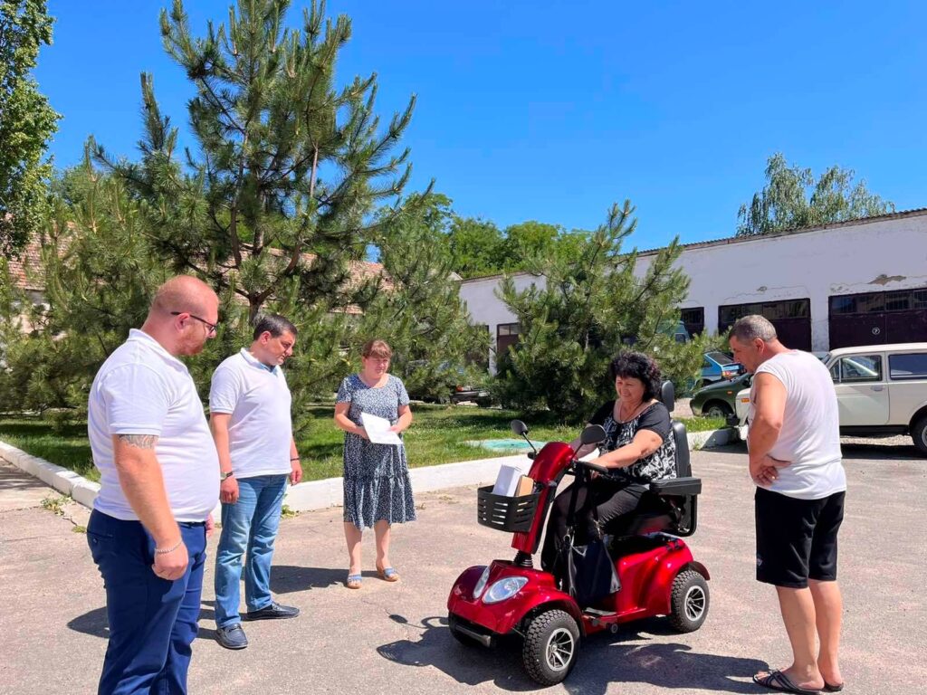 В БОЛГРАДІ ЛЮДИНІ З ІНВАЛІДНІСТЮ ПОДАРУВАЛИ ЕЛЕКТРОСКУТЕР