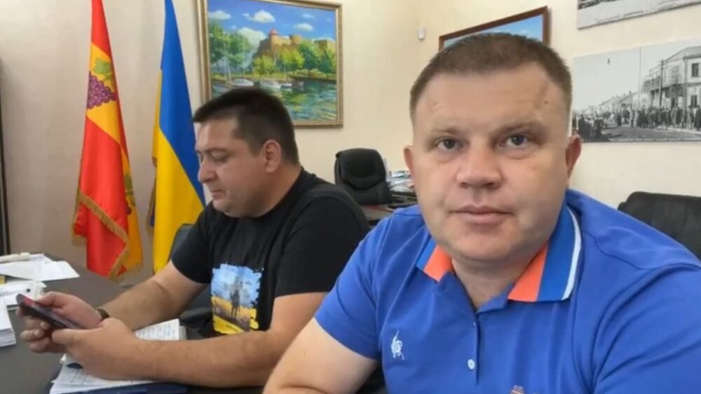 КУРЙОЗНА СИТУАЦІЯ: МЕРУ НА ОДЕЩИНІ ДОВЕЛОСЬ ВИПРАВДОВУВАТИСЯ ЗА КОМІРЕЦЬ НА ФУТБОЛЦІ НІБИТО КОЛЬОРУ РОСІЙСЬКОГО ТРИКОЛОРУ