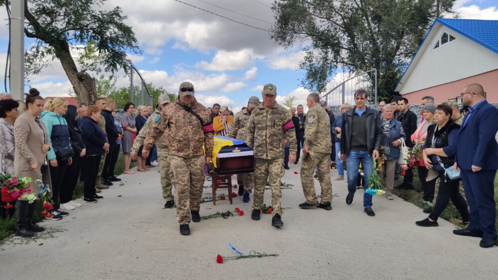 В БОЛГРАДІ ПРОСТИЛИСЯ ІЗ ЗАХИСНИКОМ УКРАЇНИ ОЛЕКСАНДРОМ ПЕТРОВИМ, ЯКИЙ ЗАГИНУВ НА ВІЙНІ (ФОТО, ВІДЕО)