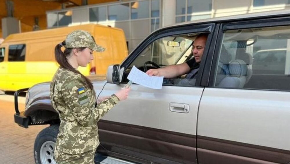 ЧОЛОВІКІВ ПРОПОНУЮТЬ ВИПУСКАТИ З УКРАЇНИ ЗА ЩОМІСЯЧНИЙ ВНЕСОК: ЩО ВІДОМО