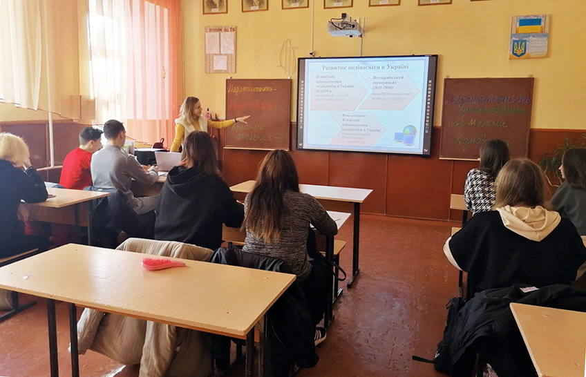 МОН РЕКОМЕНДУЄ ВІДНОВИТИ НАВЧАННЯ В ШКОЛАХ