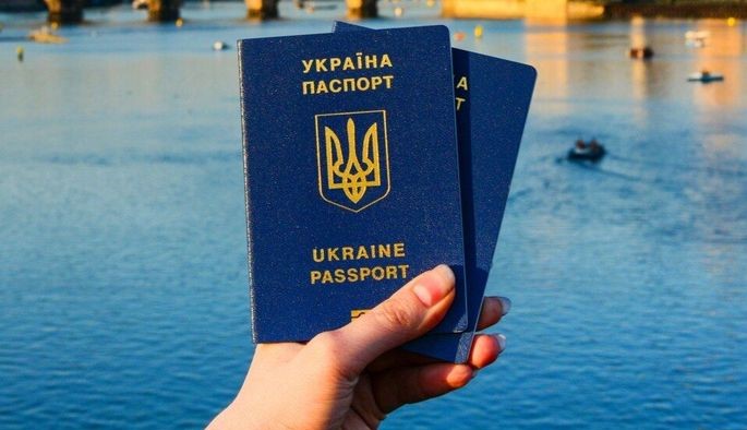 З ЛИСТОПАДА В УКРАЇНІ ПОДОРОЖЧАЮТЬ ПОСЛУГИ З ОФОРМЛЕННЯ ЗАКОРДОННОГО ПАСПОРТА ТА ПОСВІДЧЕННЯ ПЕРЕСЕЛЕНЦЯ: ЯКА ЦІНА