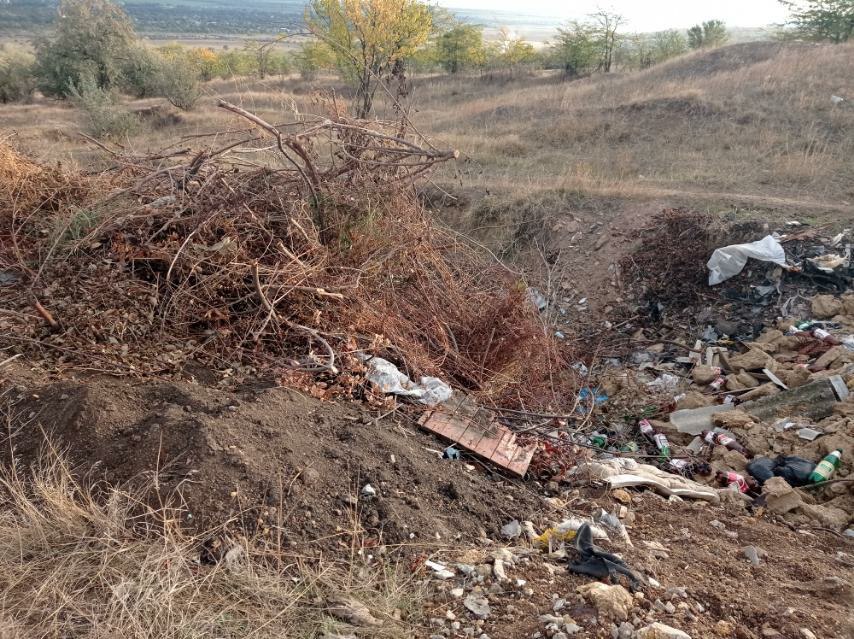 БІЛЯ СКІФСЬКОГО КУРГАНУ МЕШКАНЦІ АРЦИЗЬКОЇ ГРОМАДИ ОРГАНІЗУВАЛИ СТИХІЙНЕ СМІТТЄЗВАЛИЩЕ. МІСЬКА РАДА ШУКАЄ ВИННИХ