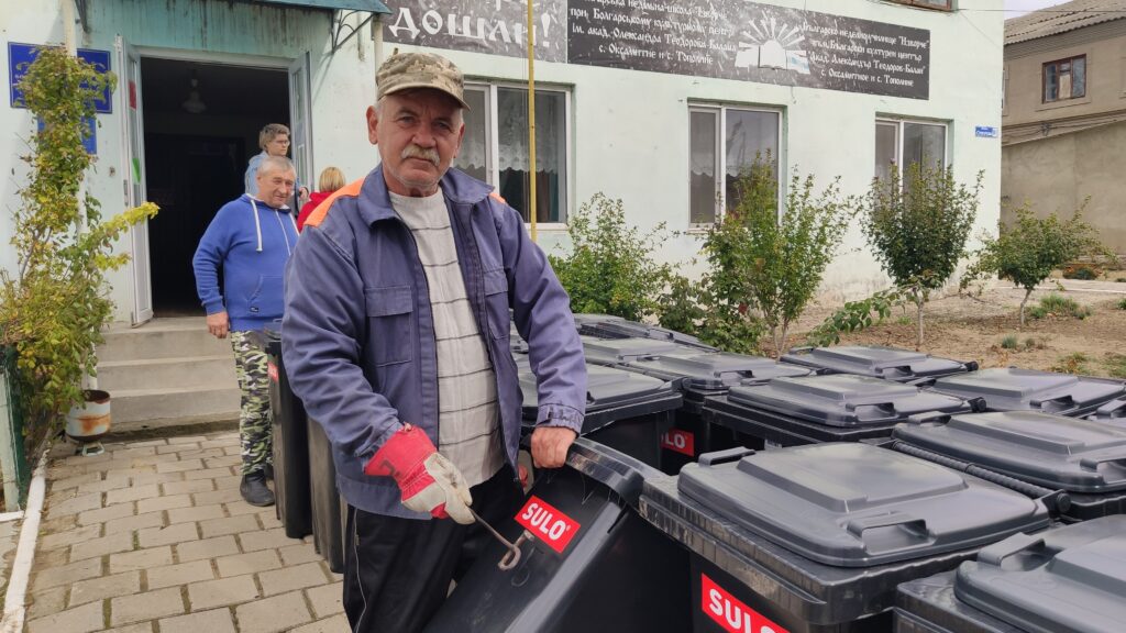 КОНТЕЙНЕРИ ДЛЯ СМІТТЯ: ЧИ ЗМЕНШИТЬ ЦЕ ЗАБРУДНЕННЯ ВУЛИЦЬ ТА ЯРІВ В СЕЛАХ БОЛГРАДСЬКОЇ ГРОМАДИ?