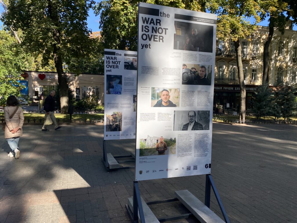 В ОДЕСІ ТРИВАЄ ФОТОВИСТАВКА, НА ЯКІЙ ЗОБРАЖЕНІ ЖУРНАЛІСТИ, ЯКІ ЗАГИНУЛИ АБО ПОСТРАЖДАЛИ ПІД ЧАС ВІЙНИ. НА ЦИХ ЗНІМКАХ ЗОБРАЖЕНО Й МАКСИМА МЕДИНСЬКОГО