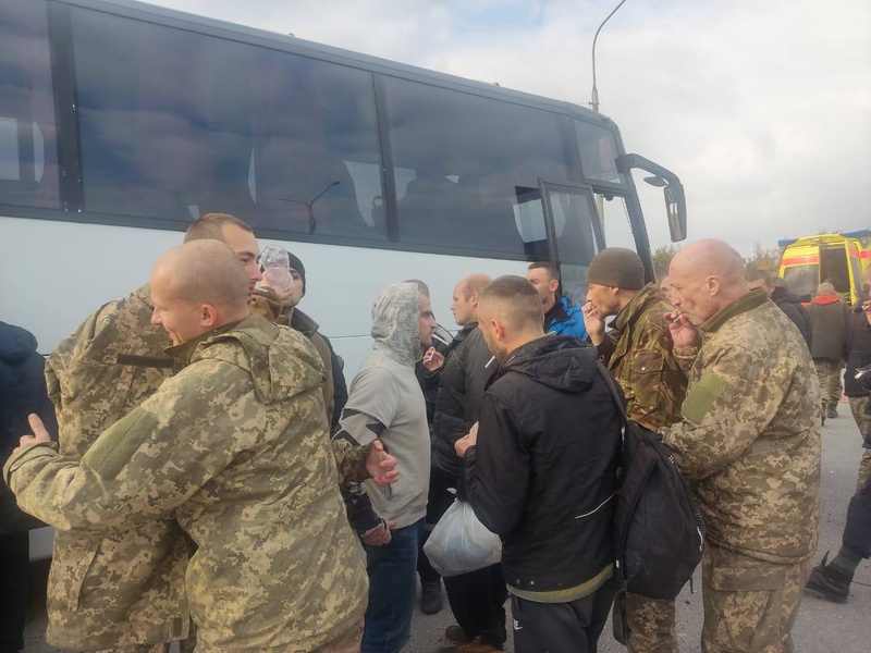 З ПОЛОНУ ЗВІЛЬНИЛИ 52 УКРАЇНСЬКИХ ВІЙСЬКОВИХ: СЕРЕД НИХ МОРЯК ЗІ ЗМІЇНОГО