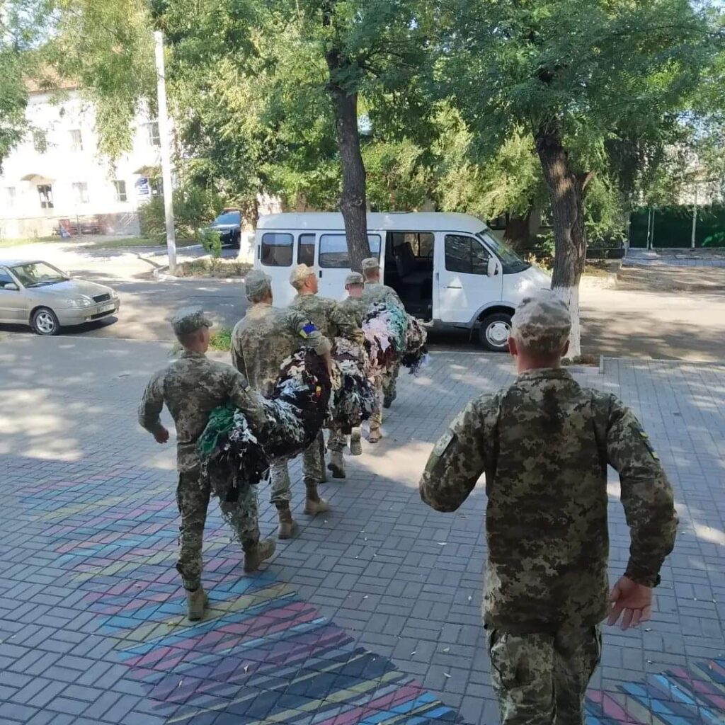 ВОЛОНТЕРИ БОЛГРАДУ ПЕРЕДАЛИ ВІЙСЬКОВИМ ЧЕРГОВУ МАСКУВАЛЬНУ СІТКУ ВЛАСНОГО ВИРОБНИЦТВА