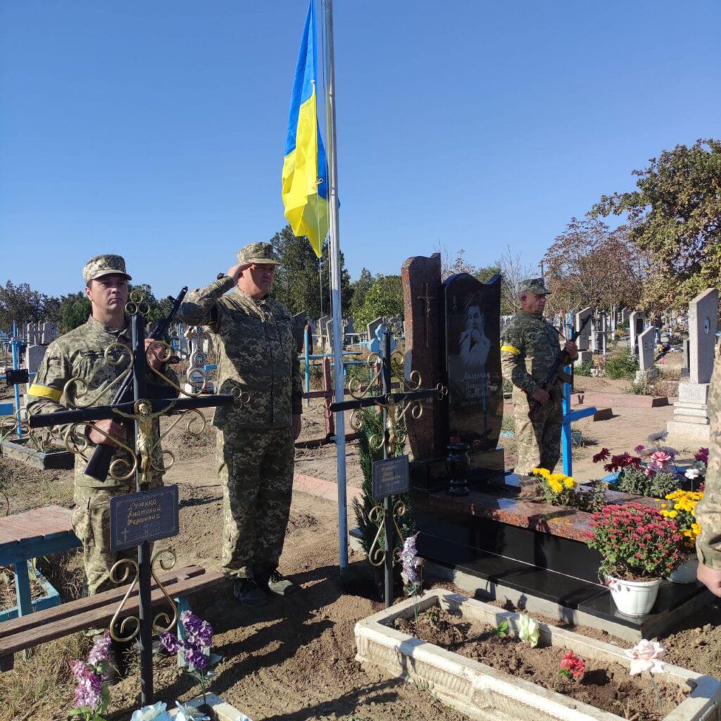 В КІЛІЇ ВСТАНОВЛЯТЬ ФЛАГШТОК З ДЕРЖАВНИМ ПРАПОРОМ В МІСЦЯХ ПОХОВАННЯ ВОЇНІВ ЗСУ