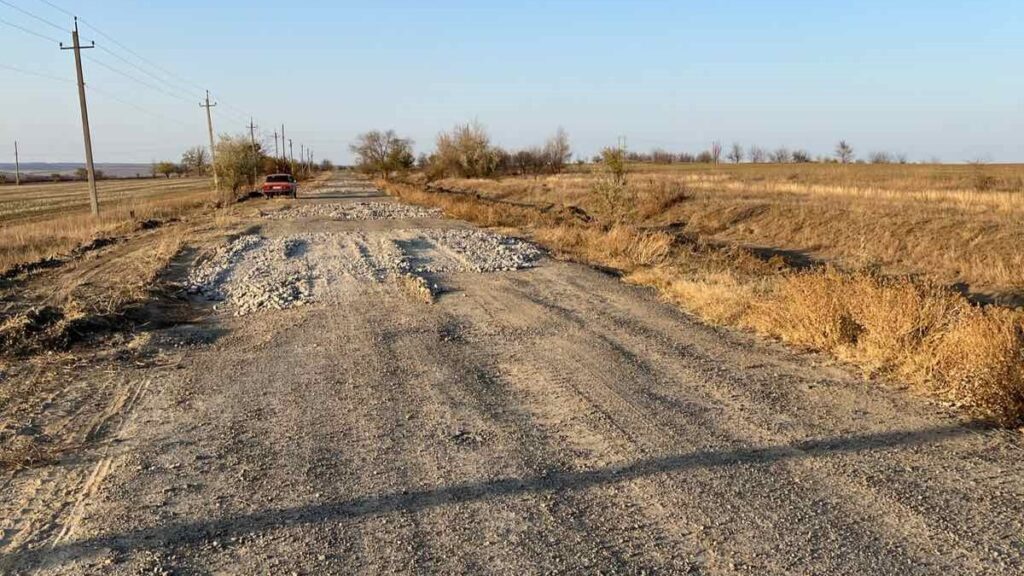 В БОЛГРАДСЬКОМУ РАЙОНІ ГРОМАДА  ВЛАСНИМИ СИЛАМИ ВЕДЕ БОРОТЬБУ З БЕЗДОРІЖЖЯМ