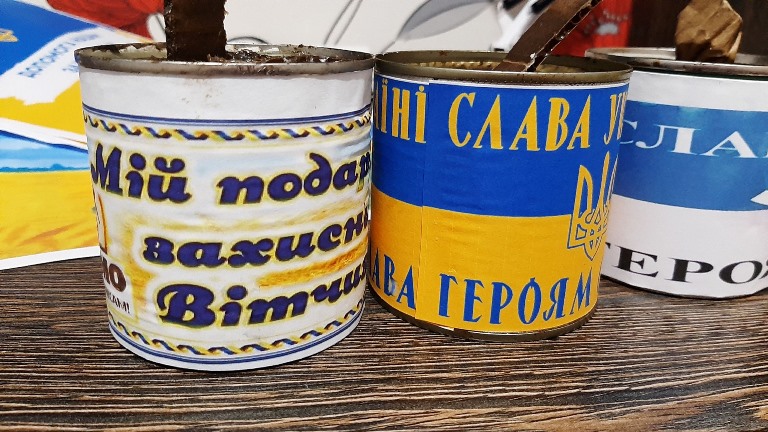З АРЦИЗЬКОЇ ГРОМАДИ ДО БАХМУТСЬКОГО НАПРЯМКУ: ПАРТІЮ ОКОПНИХ СВІЧОК УЧНІ НАДЕЖДІВСЬКОГО ЛІЦЕЮ ПЕРЕДАЛИ ЗАХИСНИКАМ