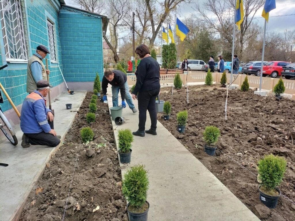 В АРЦИЗІ ВИСАДИЛИ ЧЕРГОВІ ДЕРЕВЦЯ ТА ВСТАНОВИЛИ КАМЕРИ СПОСТЕРЕЖЕННЯ, АБИ УБЕРЕГТИ МОЛОДІ САДЖАНЦІ ВІД ВАНДАЛІВ