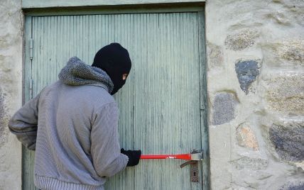 В БОЛГРАДСЬКОМУ РАЙОНІ ДВОЄ БРАТІВ ПОГРАБУВАЛИ ТА ПОБИЛИ ЛІТНЮ ЖІНКУ