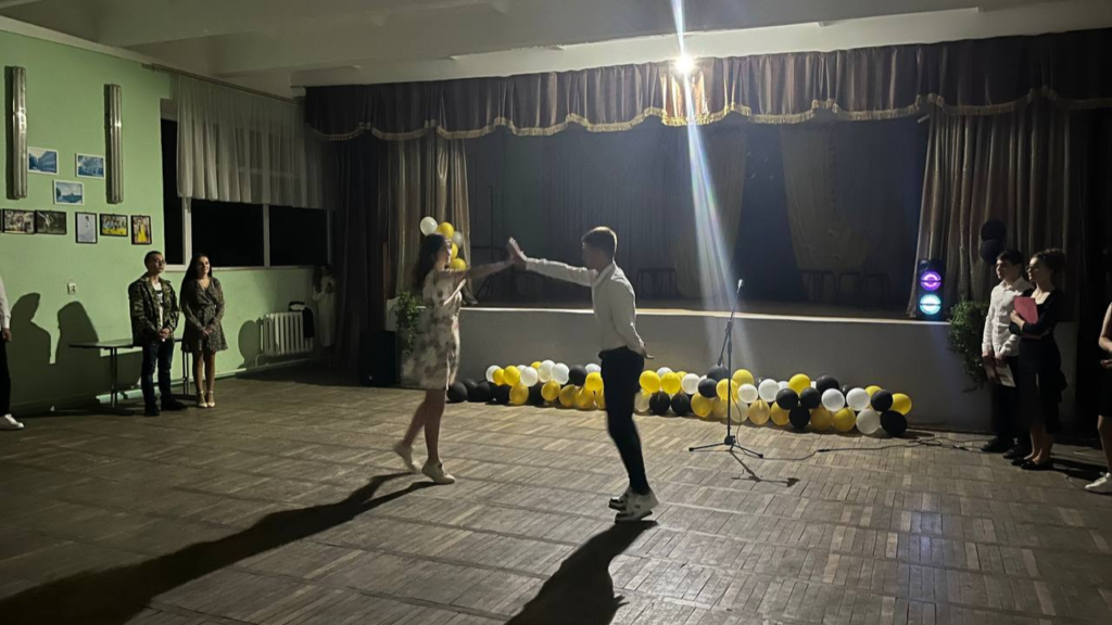 БЕЗ СВІТЛА, АЛЕ З ПАТРІОТИЧНИМ НАСТРОЄМ: ЯК У ВИНОГРАДІВСЬКОМУ ЛІЦЕЮ ІМЕНІ БАНЄВА ПРОВЕЛИ ОСІННІЙ ВЕЧІР