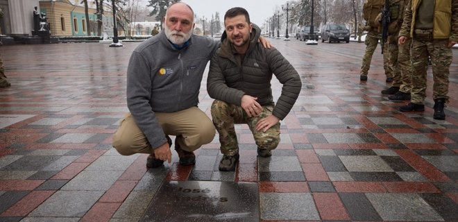 НА АЛЕЇ СМІЛИВОСТІ З’ЯВИЛАСЯ ТАБЛИЧКА ЗАСНОВНИКУ БЛАГОДІЙНОЇ ОРГАНІЗАЦІЇ WORLD CENTRAL KITCHEN, ЯКА ДІЄ Й У БОЛГРАДСЬКОМУ РАЙОНІ