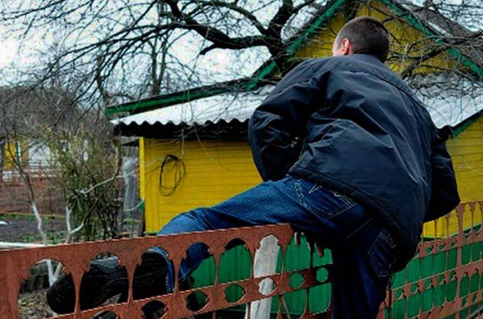 СКОРИСТАВСЯ ВІДСУТНІСТЮ ВДОМА ГОСПОДАРЯ: В БОЛГРАДСЬКОМУ РАЙОНІ ПРАВООХОРОНЦІ ВИКРИЛИ КРАДІЯ