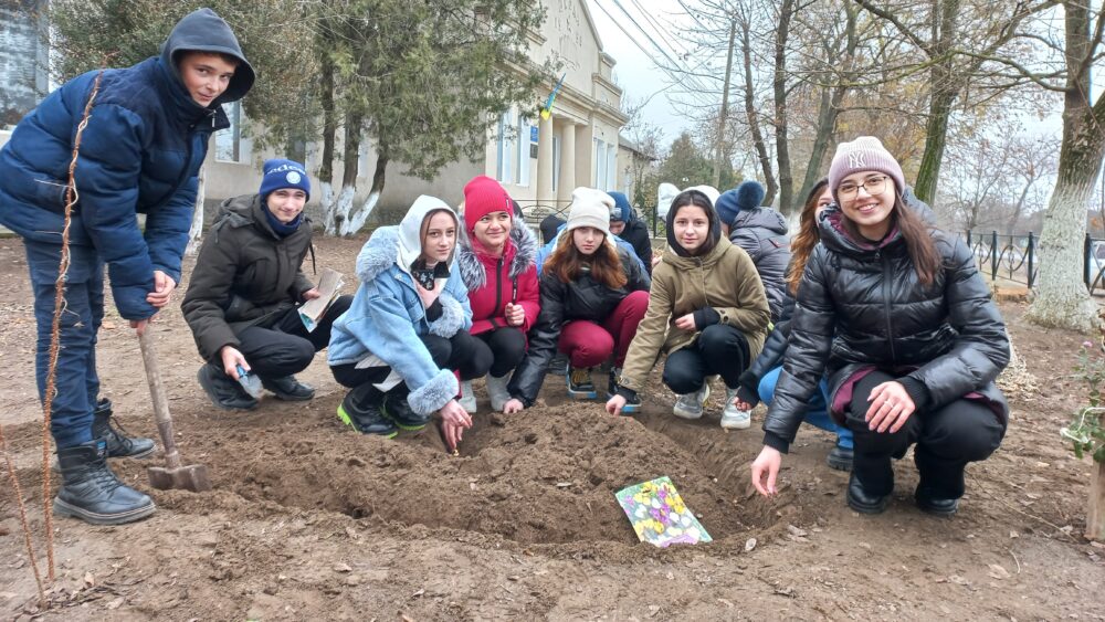 Благодійний проєкт “Flowers4school”: в Залізничненському ліцеї учні висадили 500 цибулин квітів (Фото)