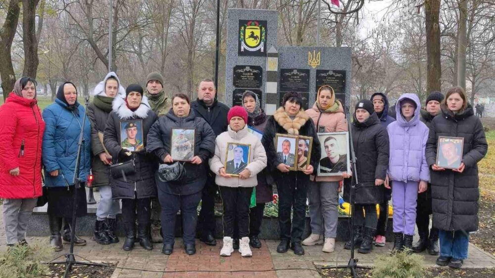 В ТАРУТИНЕ НА ПАМ’ЯТНИКУ ЗАХИСНИКАМ УКРАЇНИ З’ЯВИЛИСЯ НОВІ ІМЕНА