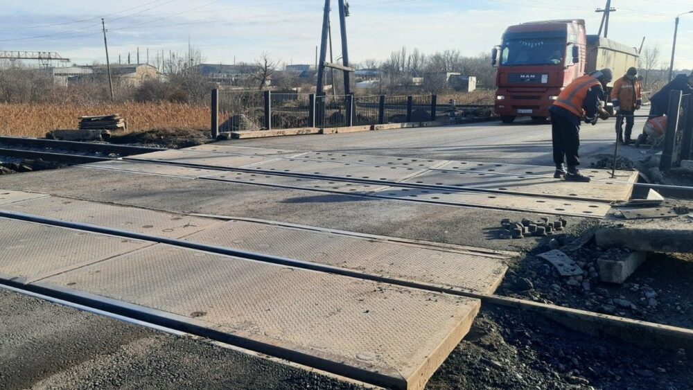 СТАЛО ВІДОМО ЯК ВИГЛЯДАЄ ЗАЛІЗНИЧНИЙ ПЕРЕЇЗД НА ТРАСІ ОДЕСА-РЕНІ ПІСЛЯ РЕМОНТУ (ФОТО)