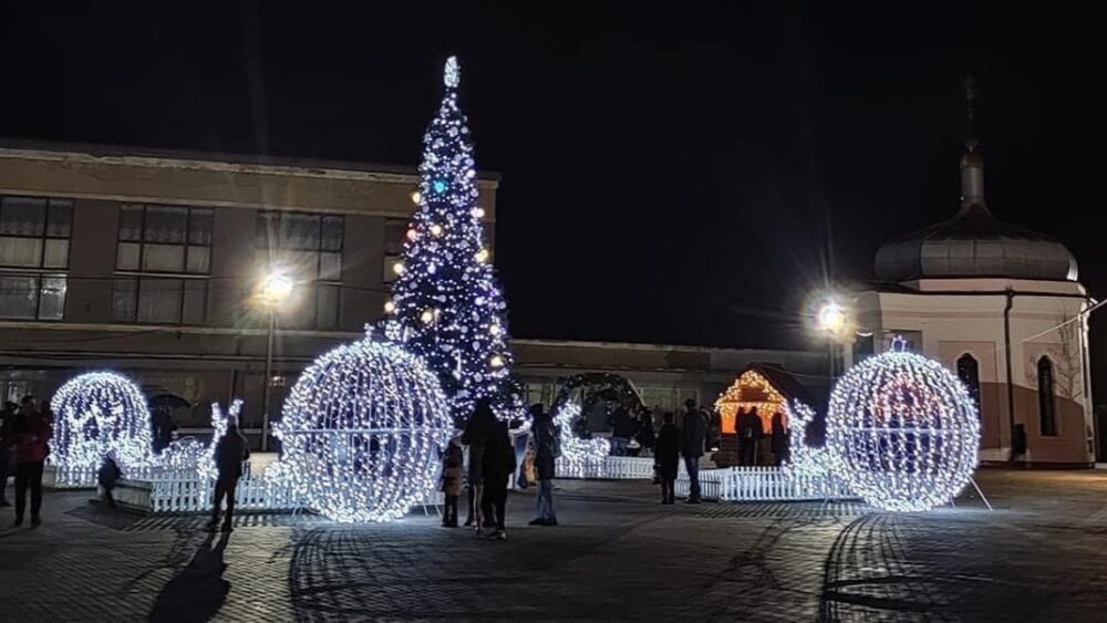 ЖИТЕЛІ МІСТА КІЛІЯ РАЗОМ З МЕРОМ ВИРІШУЮТЬ ЧИ ПОТРІБНО ВСТАНОВЛЮВАТИ НА ПЛОЩІ НОВОРІЧНУ ЯЛИНКУ?