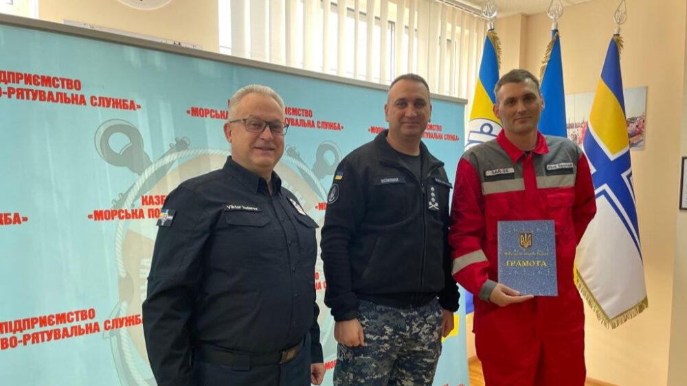КОМАНДУВАЧ ВМС НАГОРОДИВ ЕКІПАЖІ РЯТУВАЛЬНИХ СУДЕН, ЯКІ БРАЛИ УЧАСТЬ В ОПЕРАЦІЯХ БІЛЯ ЗМІЇНОГО