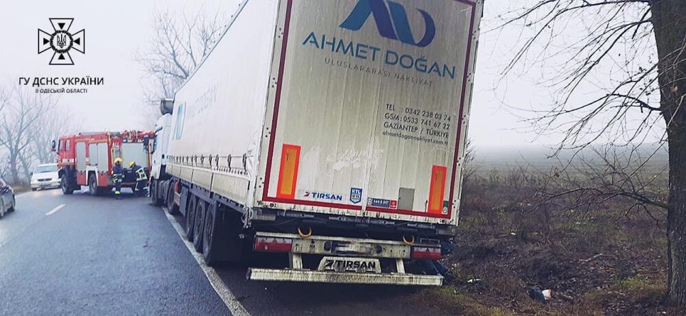 РЯТУВАЛЬНИКИ ОДЕЩИНИ ВИЛУЧИЛИ ВАНТАЖНИЙ АВТОМОБІЛЬ З УЗБІЧЧЯ. ПОСТРАЖДАВ ВОДІЙ