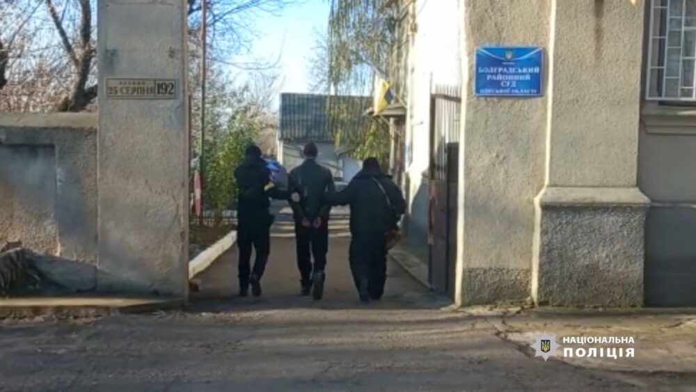 ПОЛІЦЕЙСЬКІ ЗАТРИМАЛИ 26-РІЧНОГО ЧОЛОВІКА, ЯКОГО ПІДОЗРЮЮТЬ У ЖОРСТОКОМУ ВБИВСТВІ ВЧИТЕЛЬКИ (ФОТО, ВІДЕО)