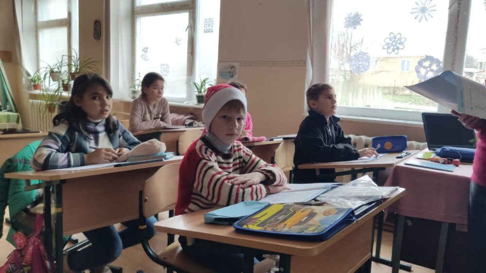 ЯК ПРАЦЮЄ СІЛЬСЬКА ШКОЛА В УМОВАХ ВІЙНИ ТА ВІДКЛЮЧЕННЯ ЕЛЕКТРОЕНЕРГІЇ? ПОКАЗУЄМО НА ПРИКЛАДІ ЛІЦЕЮ В СЕЛІ ОКСАМИТНЕ (ВІДЕОРЕПОРТАЖ)