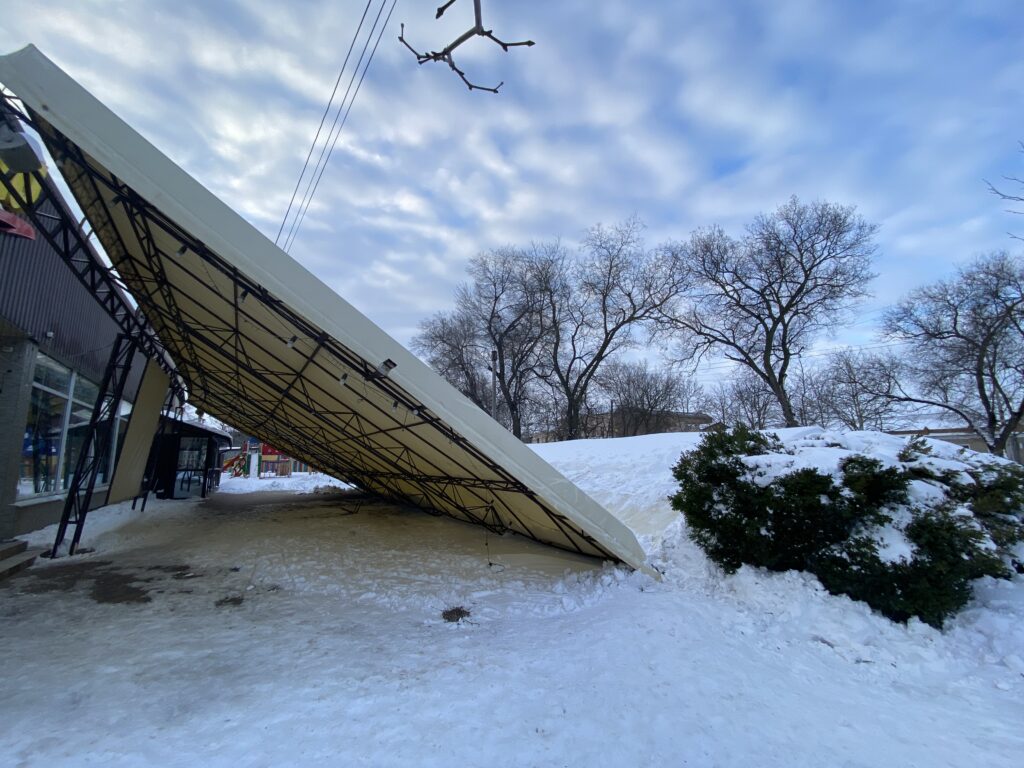 В БОЛГРАДІ ЧЕРЕЗ НЕГОДУ ВПАВ НАВІС НА ТЕРИТОРІЇ СУПЕРМАРКЕТУ (ФОТО)