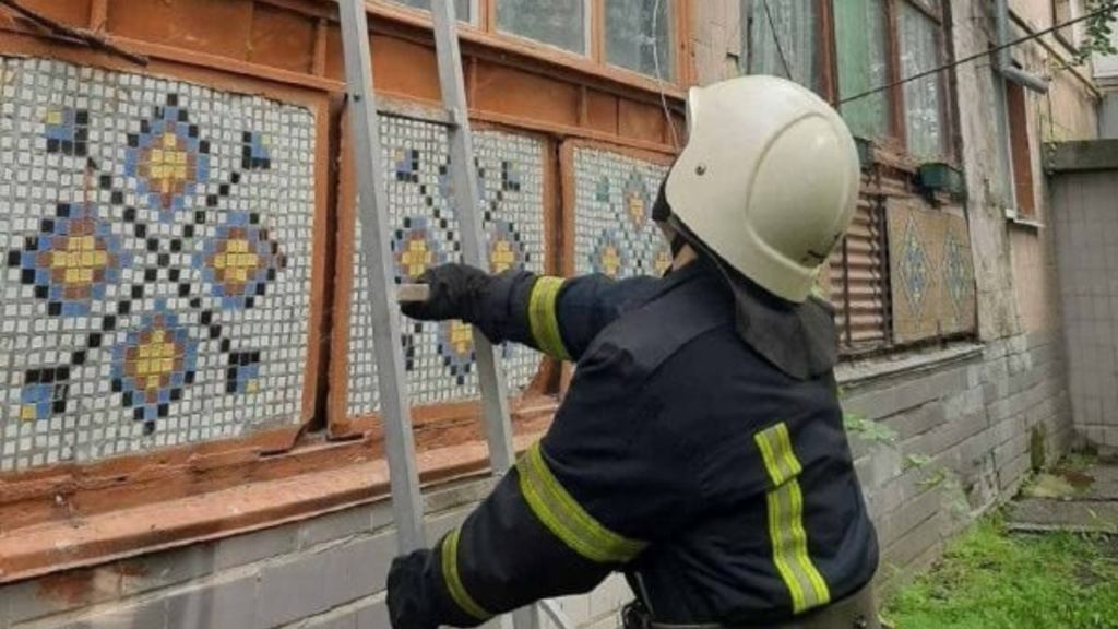 В БОЛГРАДСЬКОМУ РАЙОНІ ЛІТНЯ ЖІНКА ВПАЛА В СВОЇЙ КВАРТИРІ ТА НЕ ЗМОГЛА САМОСТІЙНО ПІДНЯТИСЯ: НА ДОПОМОГУ ПРИЙШЛИ РЯТУВАЛЬНИКИ