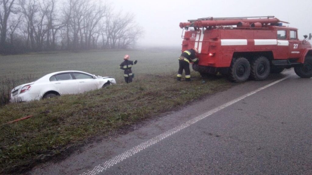 БІЛЯ БОЛГРАДА АВТОМОБІЛЬ З’ЇХАВ В КЮВЕТ: БЕЗ ДОПОМОГИ РЯТУВАЛЬНИКІВ НЕ ОБІЙШЛОСЯ