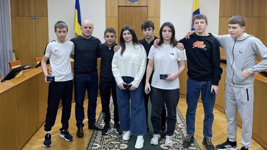 Хто з уродженців Болградського району отримав високі звання за досягнення в спорті?