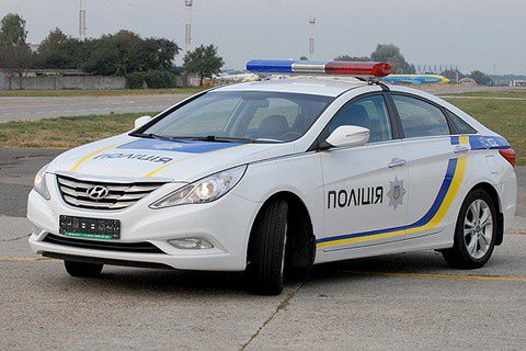На півдні Одещини поліцейське авто зіткнулося з парканом