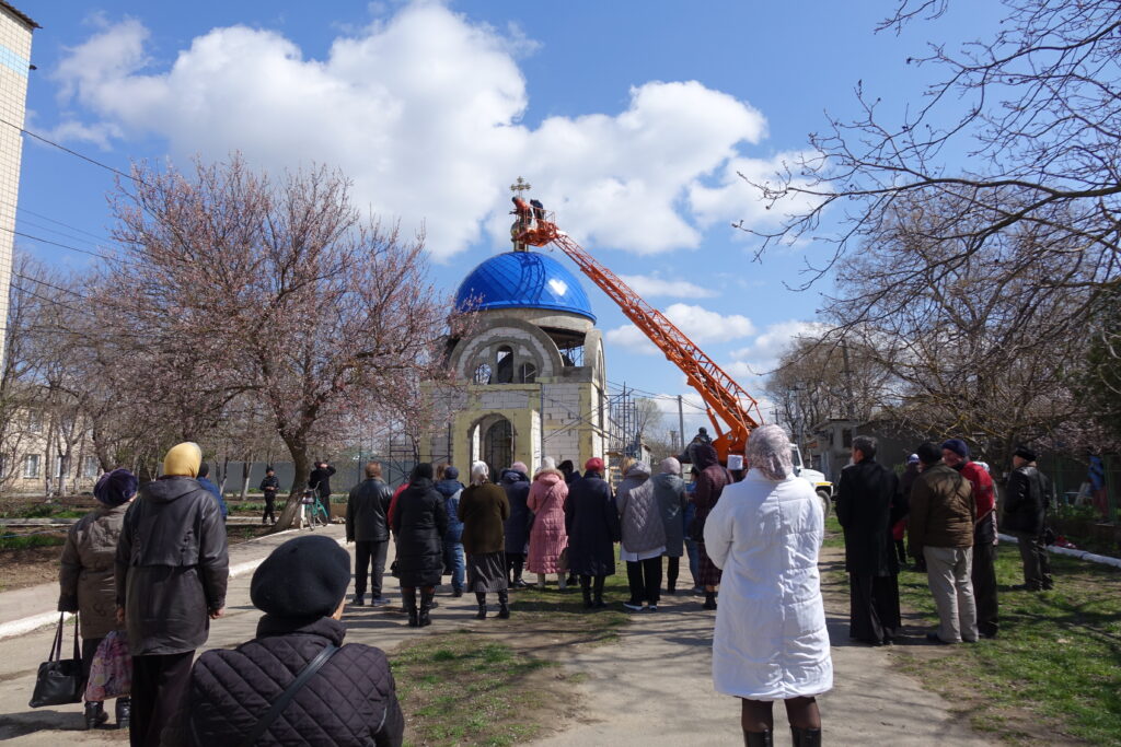 В Болградській лікарні встановили хрест над майбутньою каплицею (фото, відео)