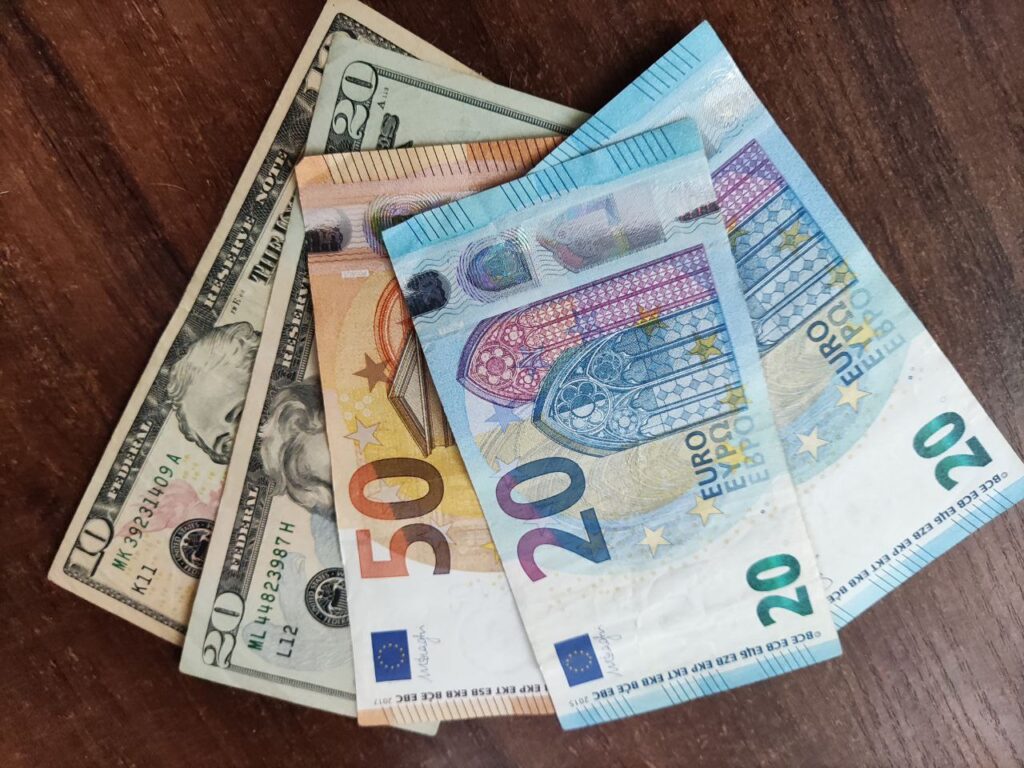 Чи потрібно українським біженцям декларувати виплати, отримані за кордоном: офіційне роз’яснення